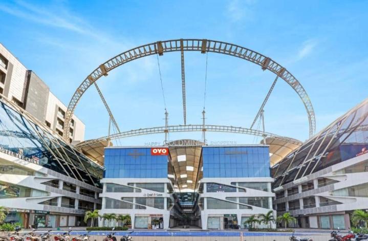 V Love Hotel Surat Ngoại thất bức ảnh