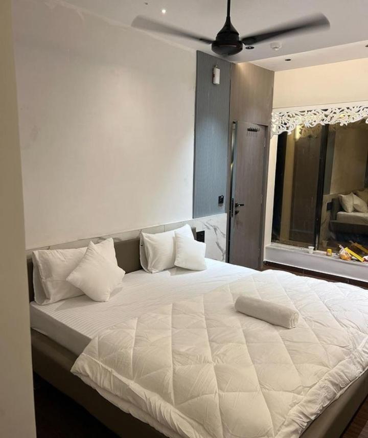 V Love Hotel Surat Ngoại thất bức ảnh