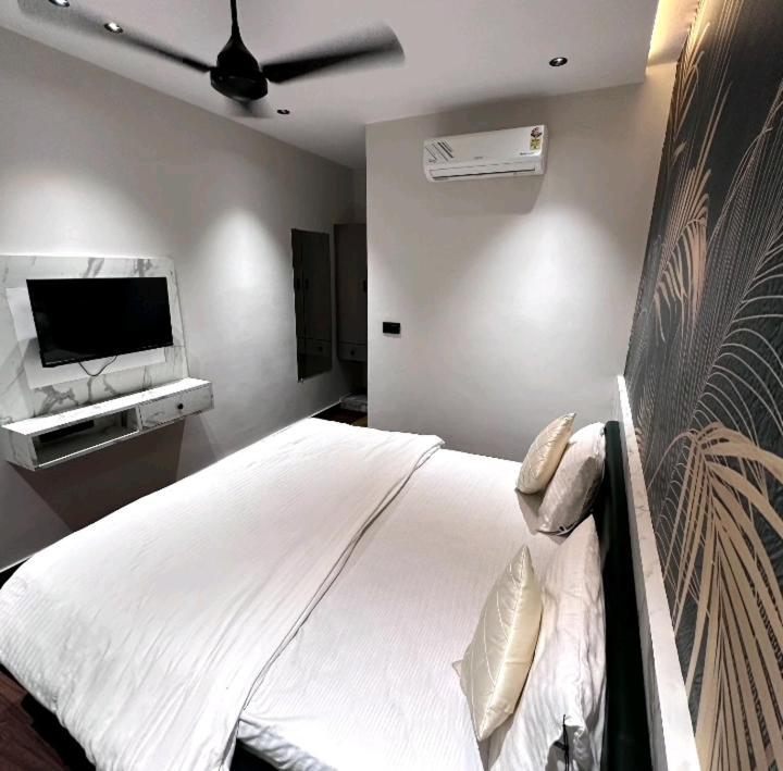 V Love Hotel Surat Ngoại thất bức ảnh