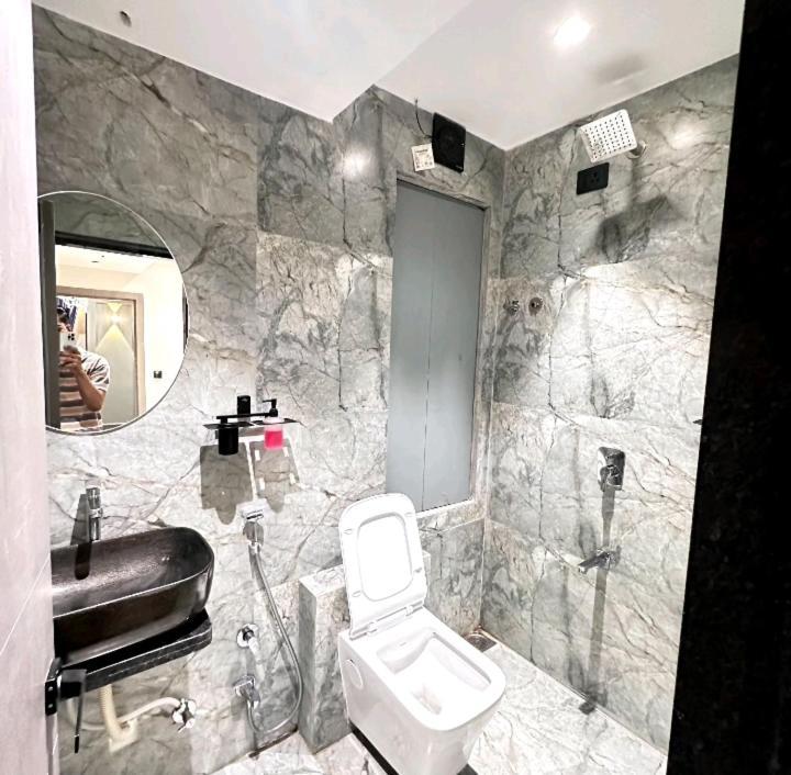V Love Hotel Surat Ngoại thất bức ảnh