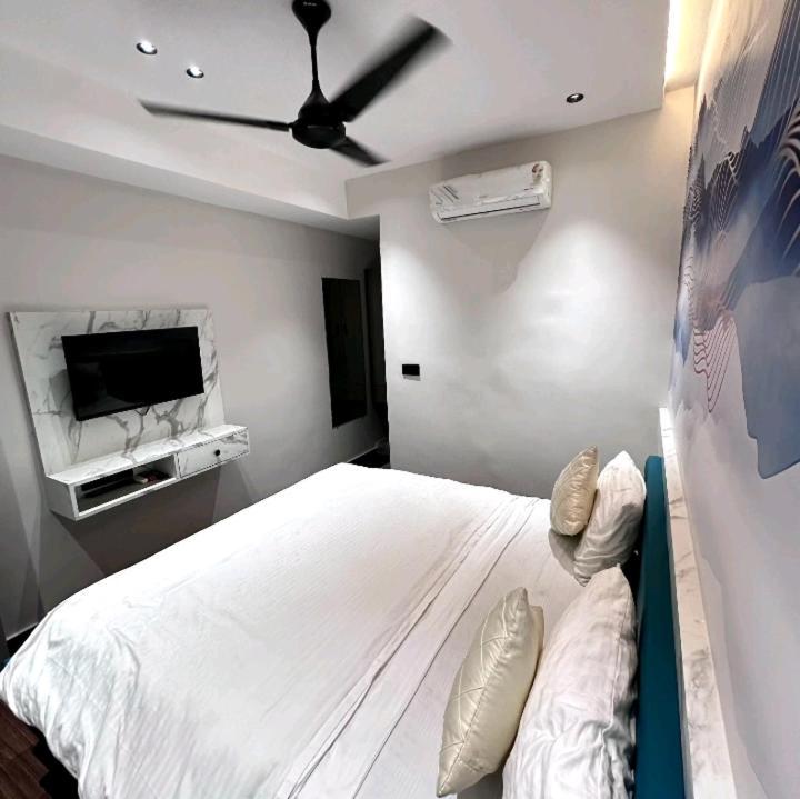 V Love Hotel Surat Ngoại thất bức ảnh