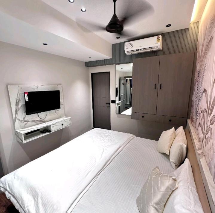 V Love Hotel Surat Ngoại thất bức ảnh