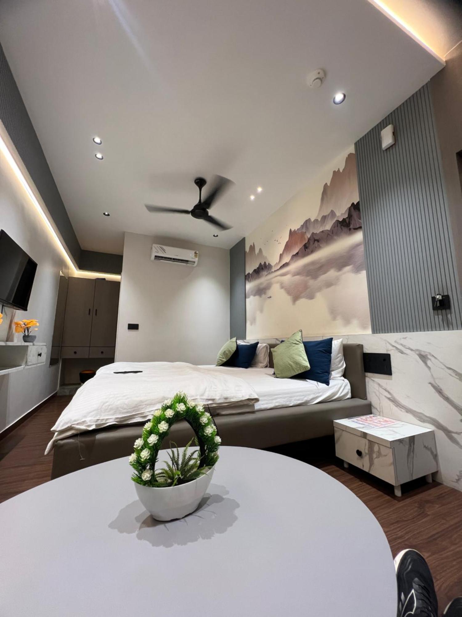 V Love Hotel Surat Ngoại thất bức ảnh