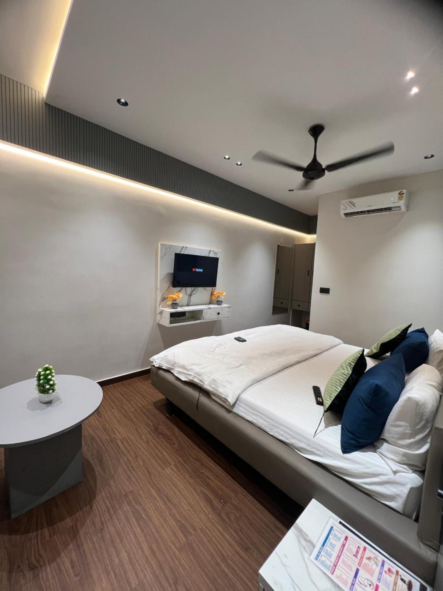 V Love Hotel Surat Ngoại thất bức ảnh