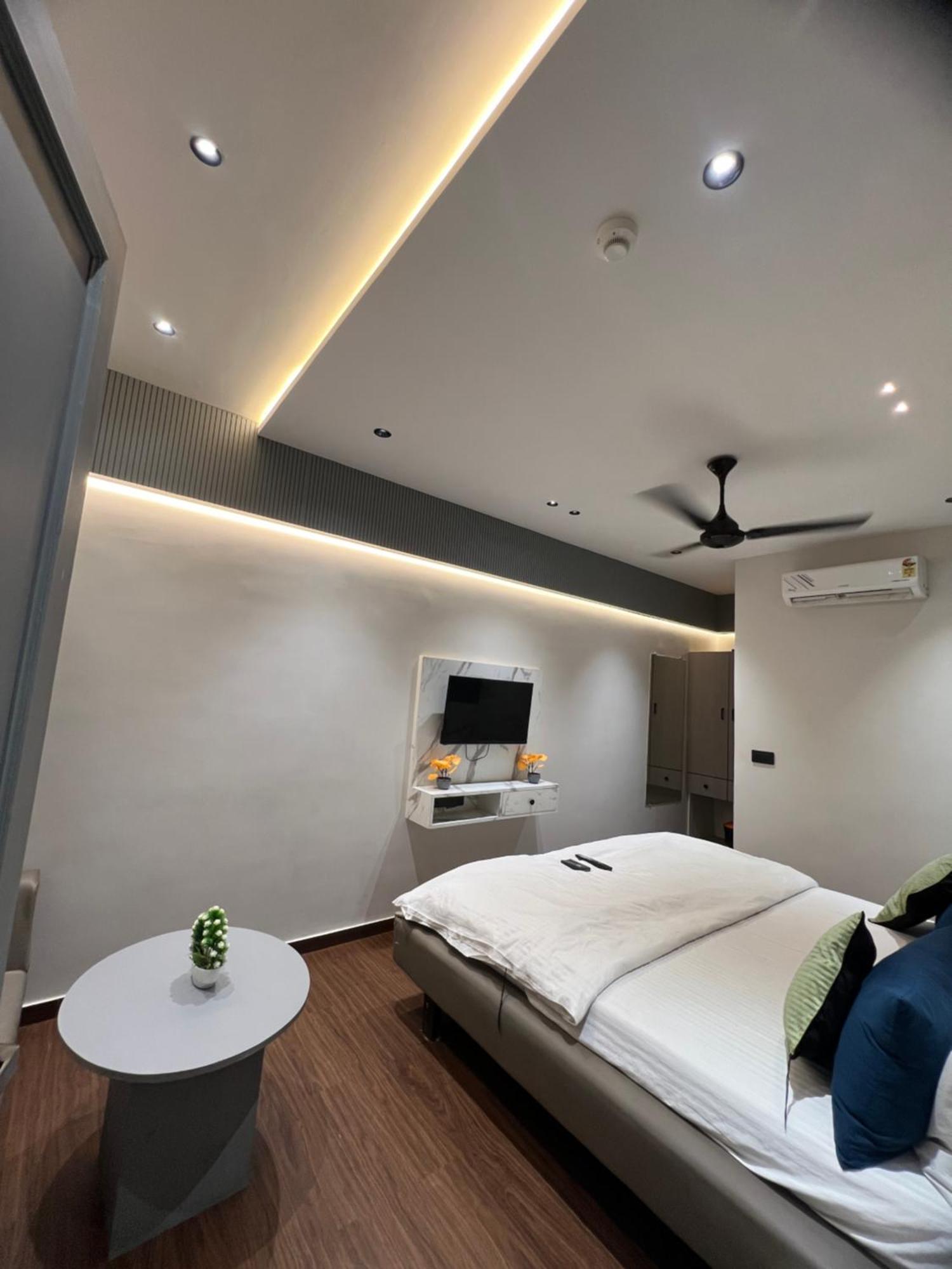 V Love Hotel Surat Ngoại thất bức ảnh